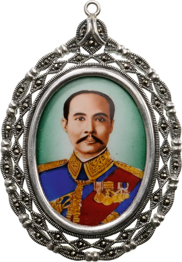 HONOUR BADGE WITH THE ROYAL PORTRAIT OF RAMA V